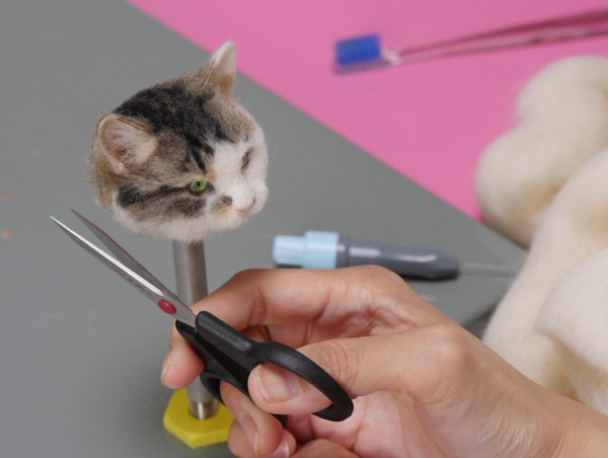 羊毛フェルトの猫の制作でハサミを使う様子